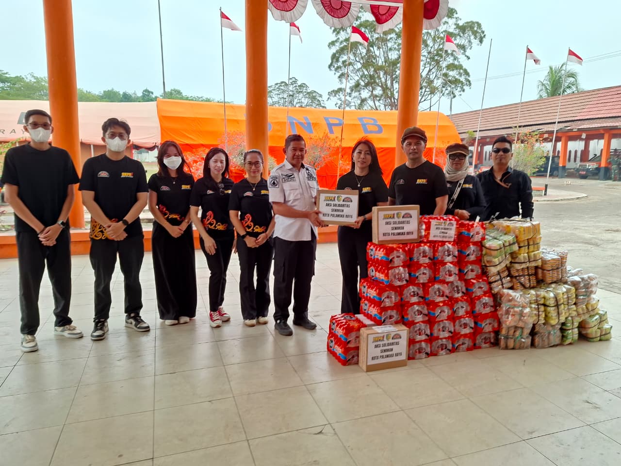 Dewan Kesenian Palangka Raya (DKPR) menyalurkan bantuan logistik kepada relawan pemadam kebakaran hutan dan lahan (karhutla)